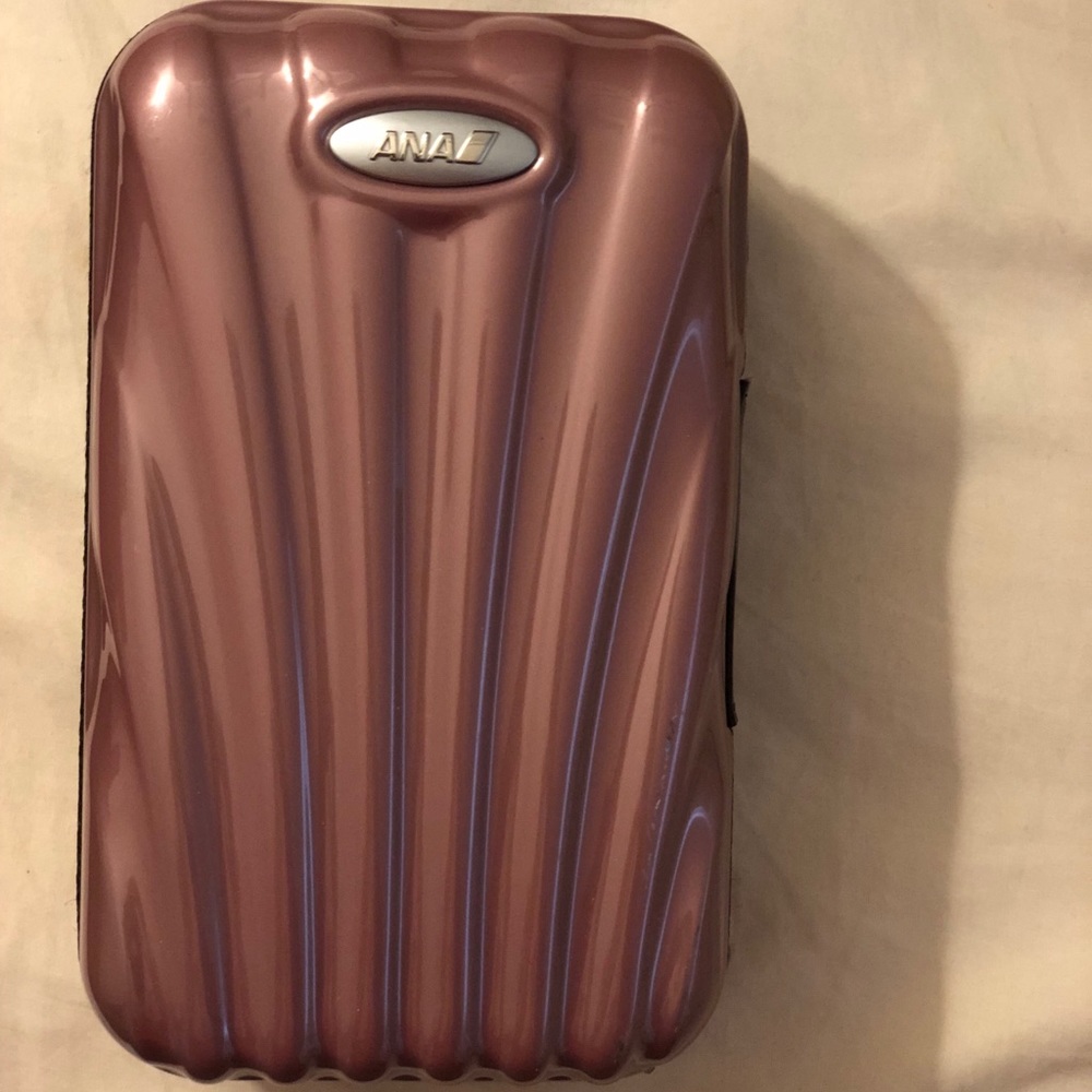Pink Samsonite for ANA first class amenity…